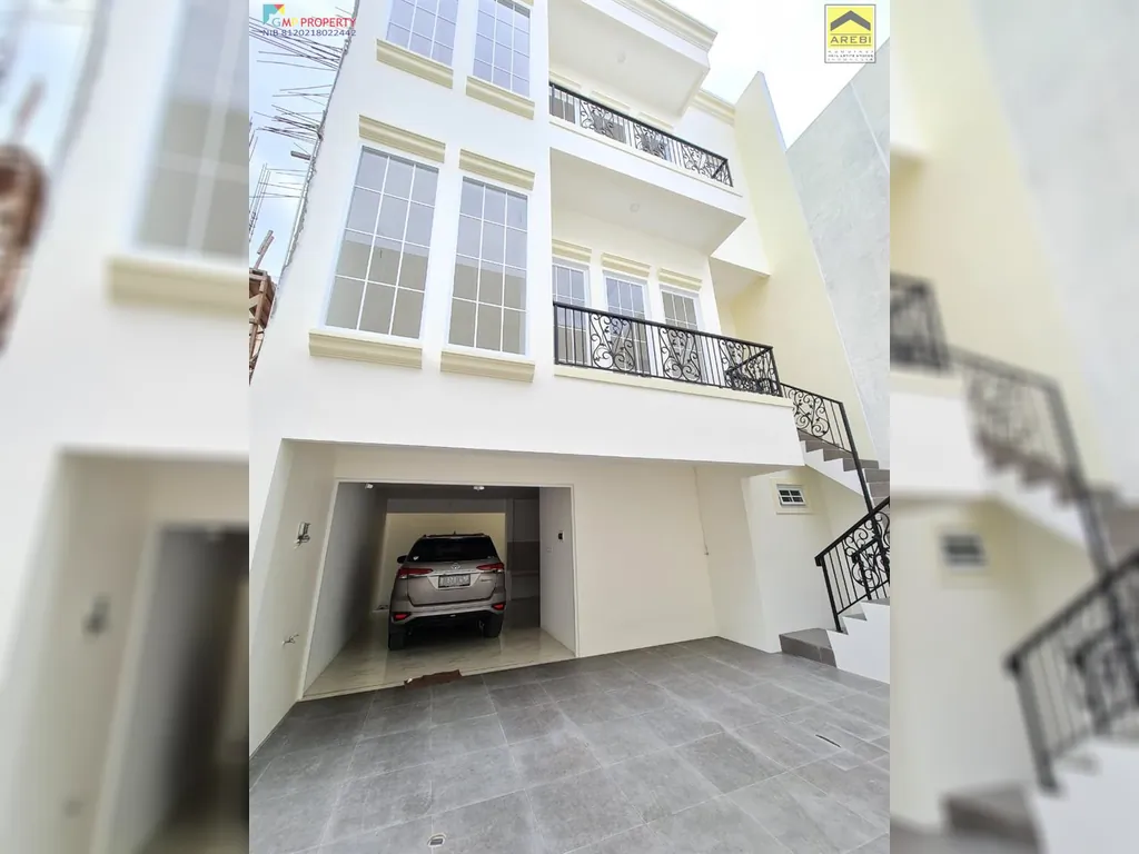 Rumah Mewah 3 Lt American Classic Baru dan Kokoh di Pulomas