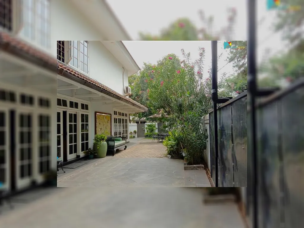 Rumah di Cipete Jakarta Selatan halaman luas (1).jpeg
