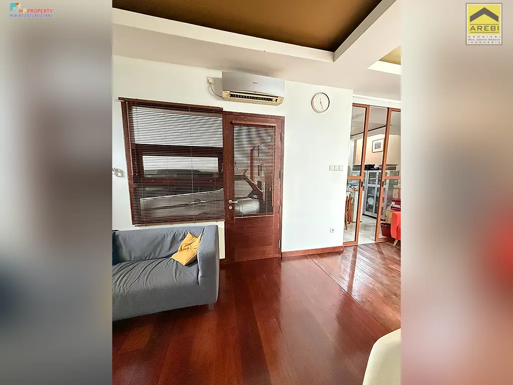 Uploaded file: 1000445254