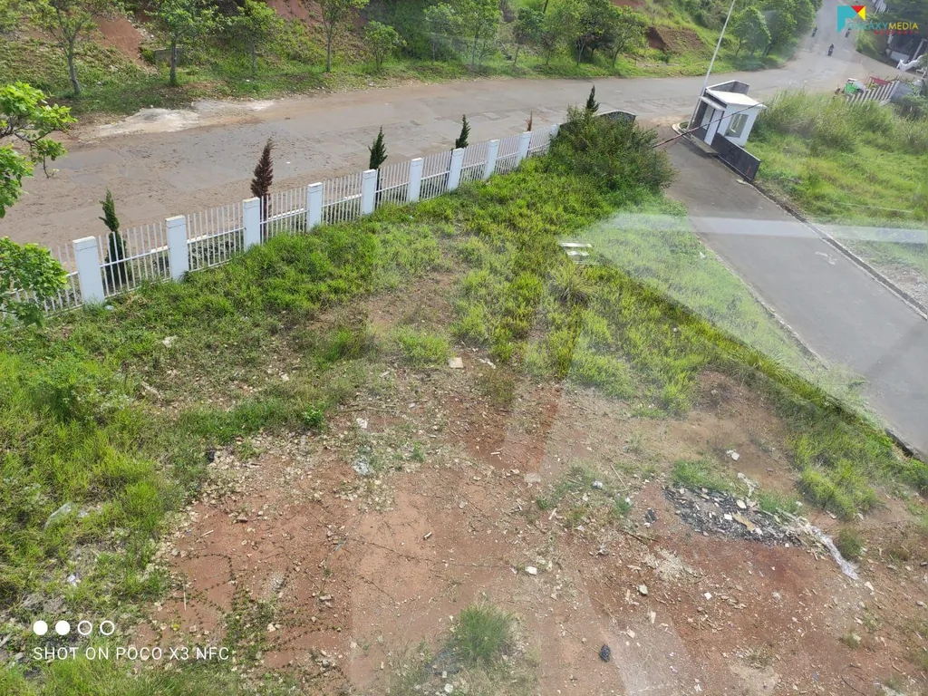 tanah 550m2 bonus kelebihannya 164m2.jpg