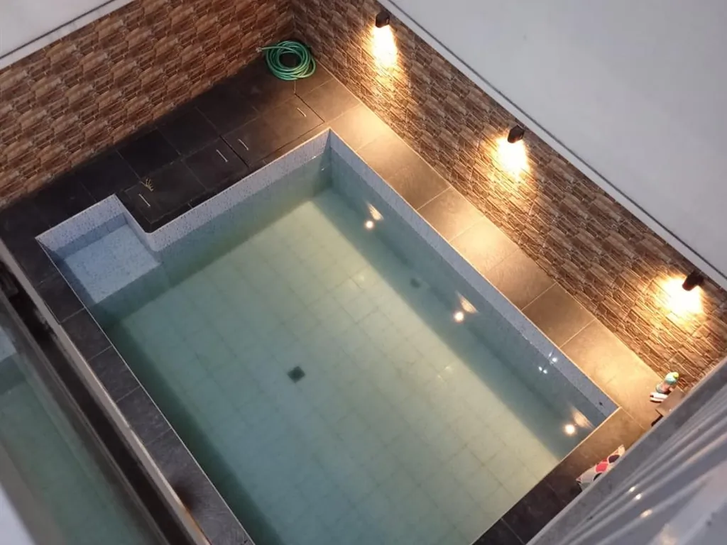 rumah 2 lantai ada kolam renangnya  di Mekar Rahayu margaasih.jfif