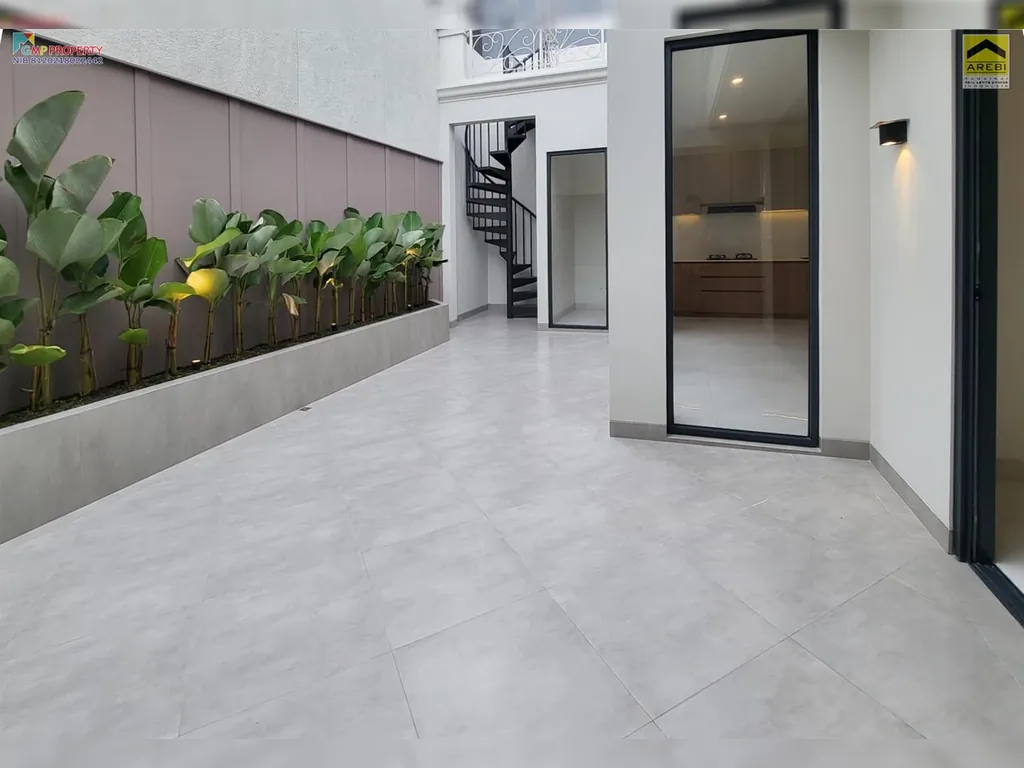 Taman Belakang & Tangga Balkon Belakang.jpeg